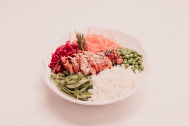 Taze salata tabağı ile karışık yeşillik