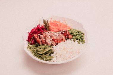 Taze salata tabağı ile karışık yeşillik