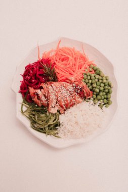 Taze salata tabağı ile karışık yeşillik