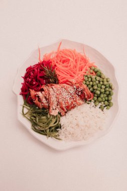 Taze salata tabağı ile karışık yeşillik