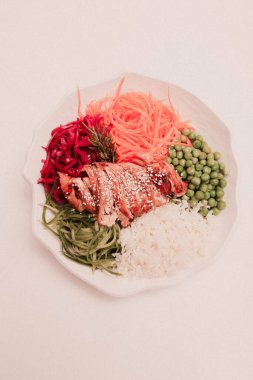 Taze salata tabağı ile karışık yeşillik