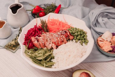 Taze salata tabağı ile karışık yeşillik