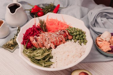 Taze salata tabağı ile karışık yeşillik