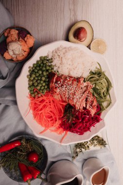 Taze salata tabağı ile karışık yeşillik