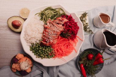 Taze salata tabağı ile karışık yeşillik