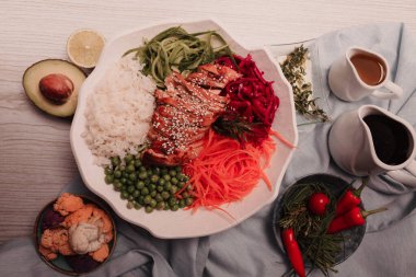 Taze salata tabağı ile karışık yeşillik