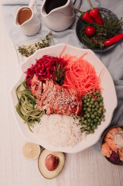 Taze salata tabağı ile karışık yeşillik