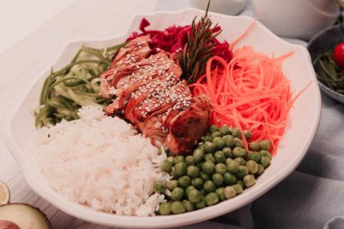 Taze salata tabağı ile karışık yeşillik