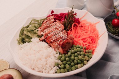 Taze salata tabağı ile karışık yeşillik