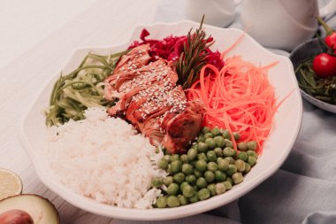 Taze salata tabağı ile karışık yeşillik