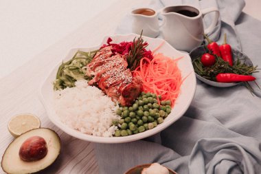 Taze salata tabağı ile karışık yeşillik