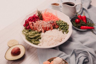 Taze salata tabağı ile karışık yeşillik