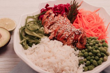 Taze salata tabağı ile karışık yeşillik