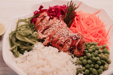 Taze salata tabağı ile karışık yeşillik