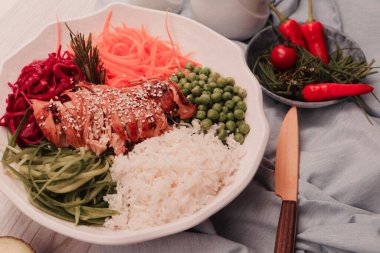 Taze salata tabağı ile karışık yeşillik