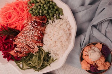 Taze salata tabağı ile karışık yeşillik