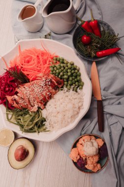 Taze salata tabağı ile karışık yeşillik