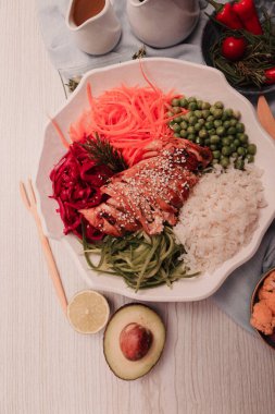 Taze salata tabağı ile karışık yeşillik