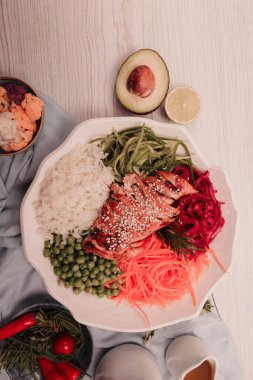 Taze salata tabağı ile karışık yeşillik