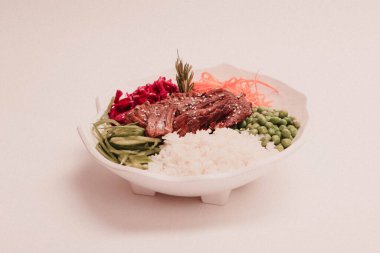 Taze salata tabağı ile karışık yeşillik