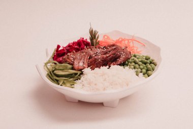 Taze salata tabağı ile karışık yeşillik