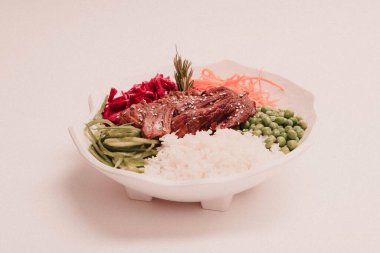 Taze salata tabağı ile karışık yeşillik