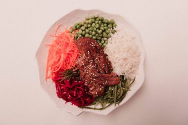 Taze salata tabağı ile karışık yeşillik