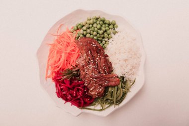 Taze salata tabağı ile karışık yeşillik