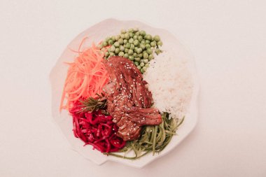 Taze salata tabağı ile karışık yeşillik