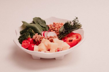 Taze salata tabağı ile karışık yeşillik