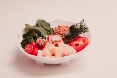 Taze salata tabağı ile karışık yeşillik