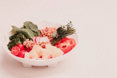 Taze salata tabağı ile karışık yeşillik