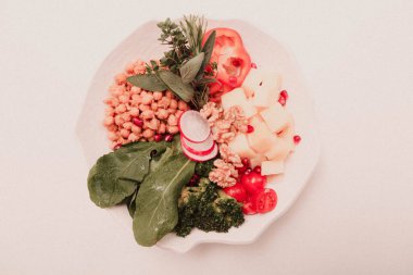 Taze salata tabağı ile karışık yeşillik