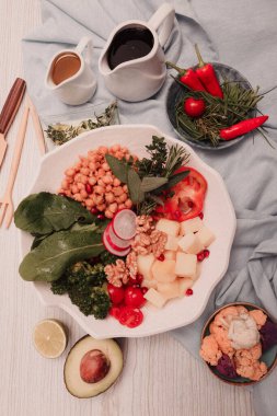 Taze salata tabağı ile karışık yeşillik