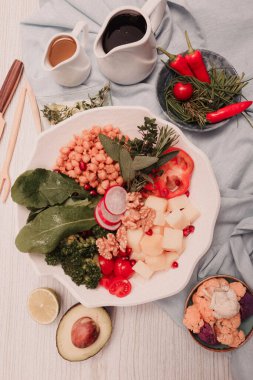 Taze salata tabağı ile karışık yeşillik