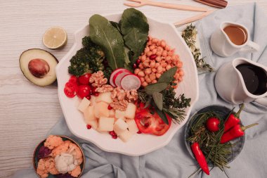 Taze salata tabağı ile karışık yeşillik