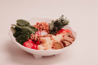 Taze salata tabağı ile karışık yeşillik