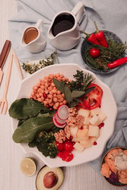 Taze salata tabağı ile karışık yeşillik