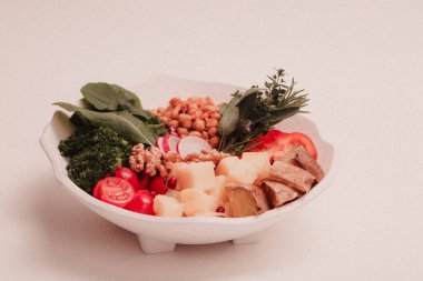 Taze salata tabağı ile karışık yeşillik