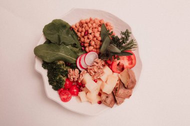 Taze salata tabağı ile karışık yeşillik