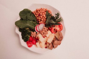 Taze salata tabağı ile karışık yeşillik