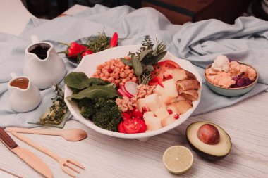 Taze salata tabağı ile karışık yeşillik