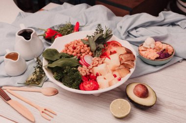 Taze salata tabağı ile karışık yeşillik