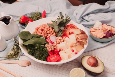 Taze salata tabağı ile karışık yeşillik