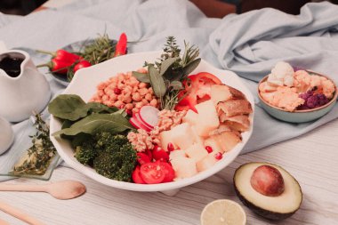 Taze salata tabağı ile karışık yeşillik