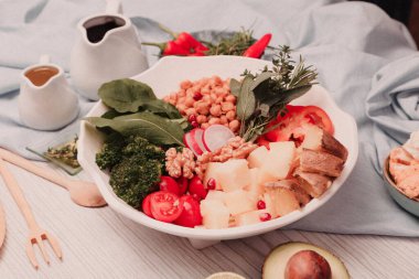 Taze salata tabağı ile karışık yeşillik