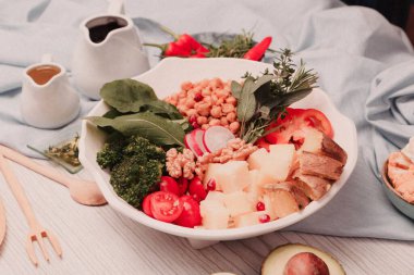 Taze salata tabağı ile karışık yeşillik