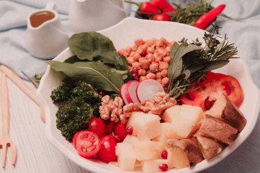 Taze salata tabağı ile karışık yeşillik