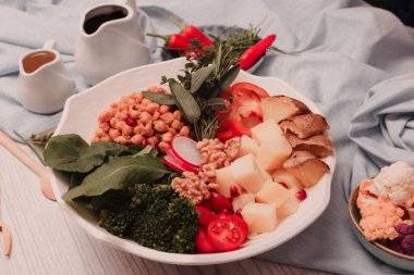 Taze salata tabağı ile karışık yeşillik