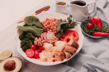 Taze salata tabağı ile karışık yeşillik